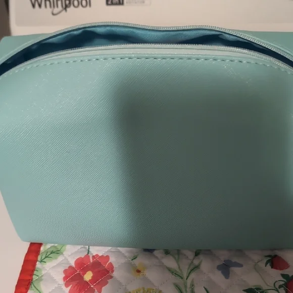 Stylish Blue Cosmetic Bag "Face" Nwot - Picture 3 of 4
